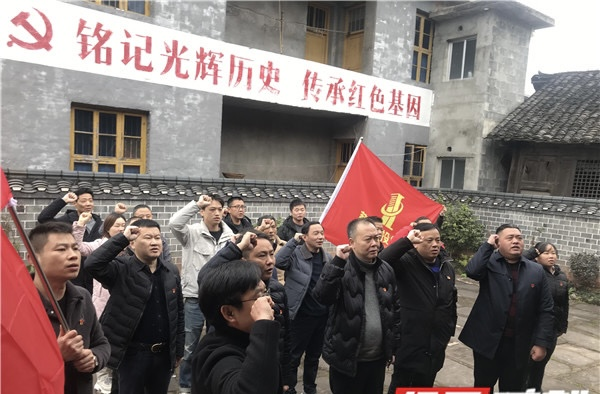慈利县我和小伙子作爱时高潮：走访慰问贫困农户 接受红色革命教育